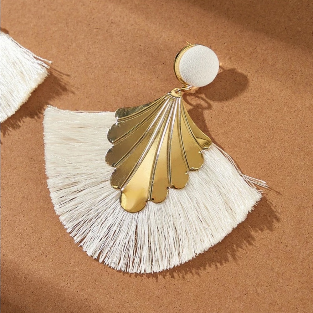 White & gold fan shaped fringe drop earrings - Picture 3 of 3